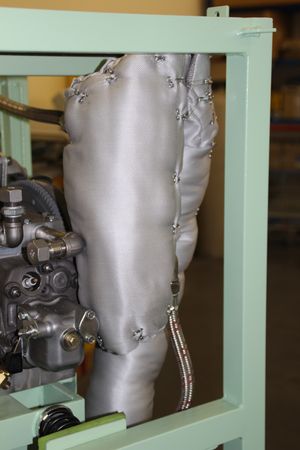 Rohrleitung und Wärmetauscher mit einer Motor Dämmung kompakt isoliert